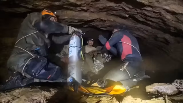 Au Laos, des sauveteurs extraient quatre personnes d’une grotte inondée, deux disparus restent introuvables — photo