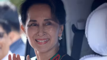Aung San Suu Kyi doit rencontrer ses avocats après son transfert en résidence surveillée