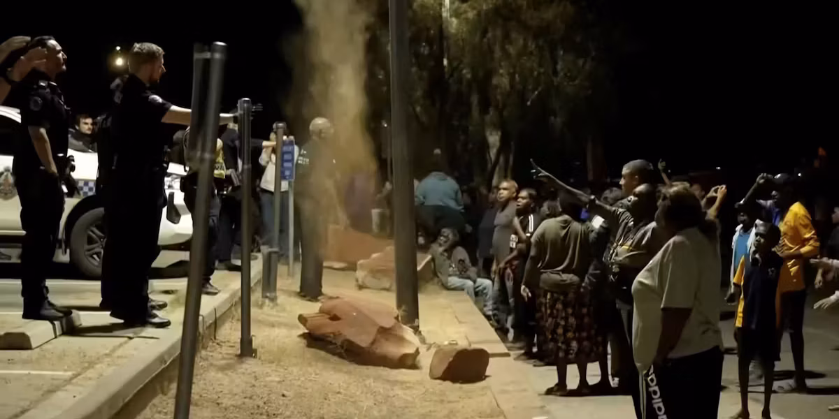 Australie : un homme inculpé après le meurtre d’une fillette autochtone, des émeutes éclatent à Alice Springs