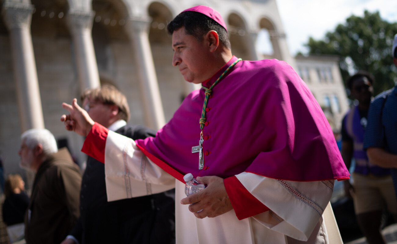 Aux États-Unis, un ancien sans-papiers nommé évêque : un signal fort venu du Vatican