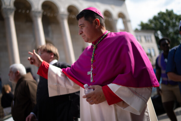 Aux États-Unis, un ancien sans-papiers nommé évêque : un signal fort venu du Vatican