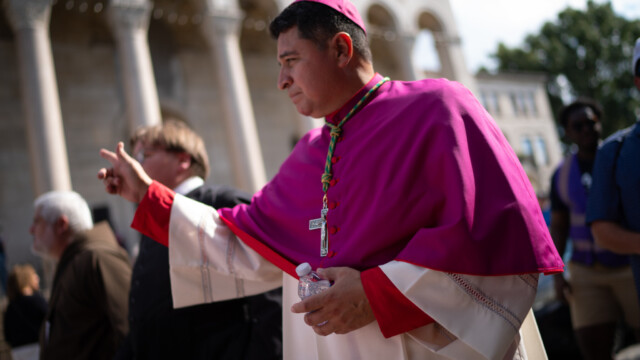 Aux États-Unis, un ancien sans-papiers nommé évêque : un signal fort venu du Vatican