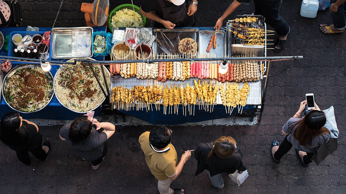 Bangkok serre la vis : la street food poussée hors des trottoirs