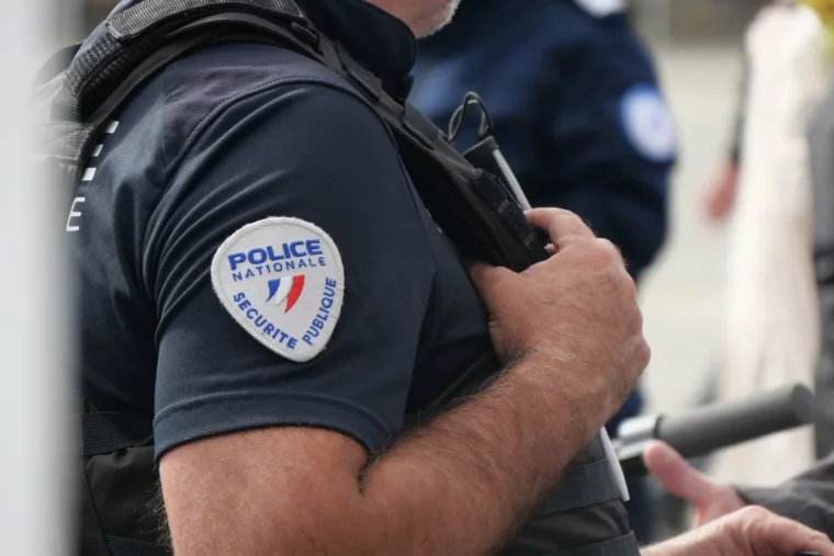 Bobigny : un homme armé de couteaux abattu par un policier lors d’une intervention