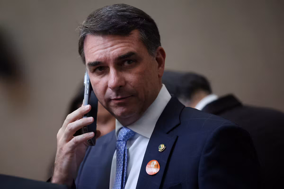 Brésil : le revirement de Flavio Bolsonaro sur un banquier emprisonné secoue la droite avant la présidentielle
