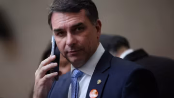 Brésil : le revirement de Flavio Bolsonaro sur un banquier emprisonné secoue la droite avant la présidentielle