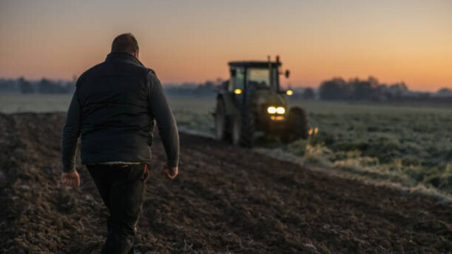 Dans le Cher, les agriculteurs comptent les dégâts après le teknival près de Bourges Dans le Cher, les agriculteurs comptent les dégâts après le teknival près de Bourges