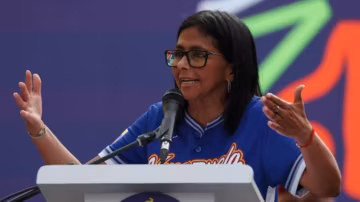 Delcy Rodriguez arrive aux Pays-Bas pour une audience cruciale sur le territoire pétrolier d’Esequibo