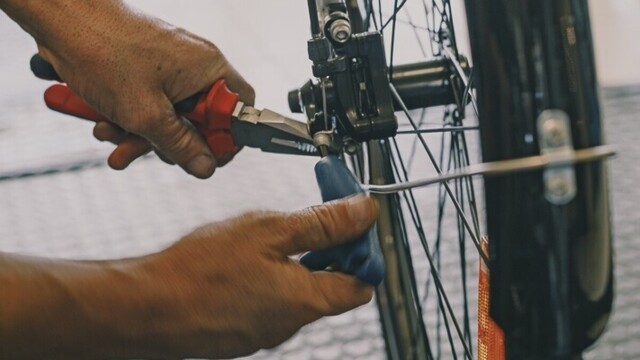 Derrière le boom des vélos électriques low cost, la galère des réparations inquiète les professionnels Derrière le boom des vélos électriques low cost, la galère des réparations inquiète les professionnels