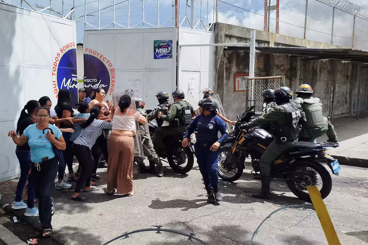 Des détenus vénézuéliens protestent sur le toit d’une prison contre des tirs et des mauvais traitements