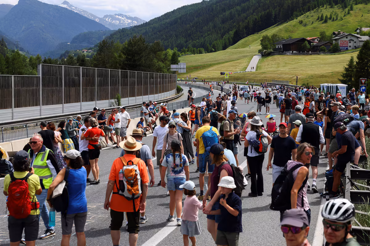 Thousands of Austrians paralyze the Brenner motorway to protest unbearable traffic.
