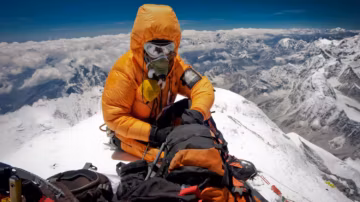 Deux records historiques battus sur l’Everest, le Népal entre exploit et saturation