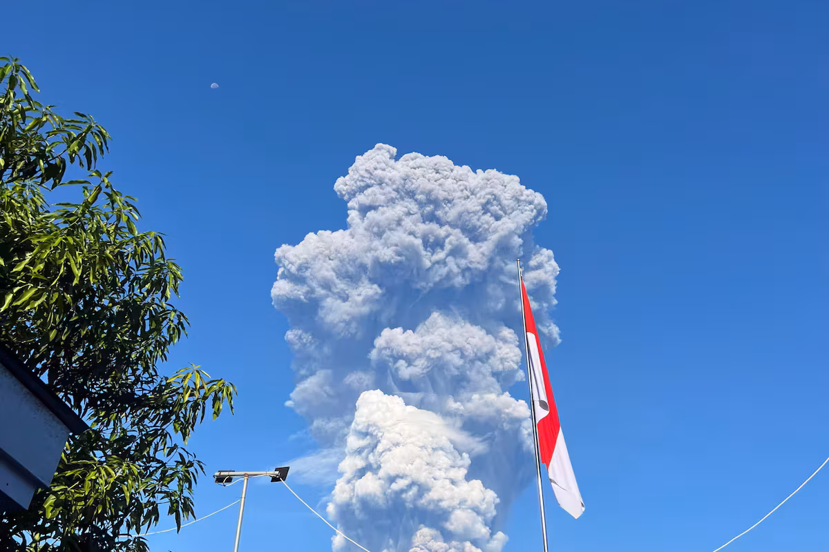 Deux touristes singapouriens retrouvés morts après l’éruption spectaculaire d’un volcan en Indonésie
