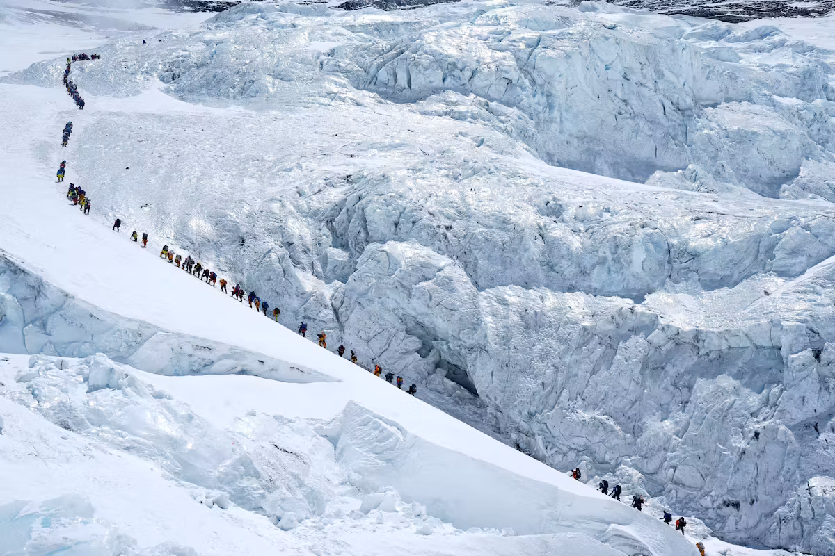 Embouteillage au sommet du monde : l’Everest bat un record historique avec 274 ascensions en une journée