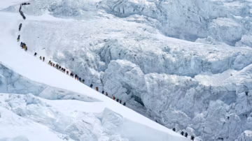 Embouteillage au sommet du monde : l’Everest bat un record historique avec 274 ascensions en une journée