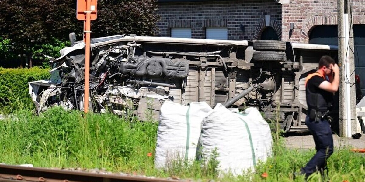 En Belgique, un train percute un bus scolaire : plusieurs morts à Buggenhout