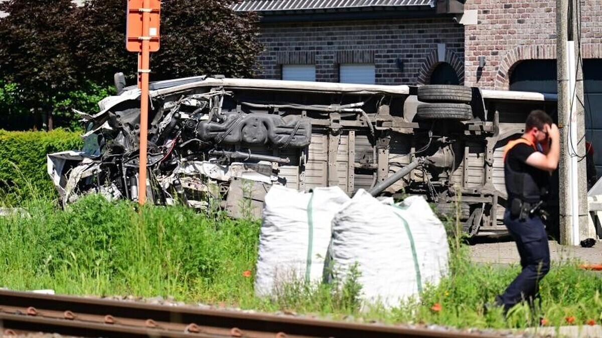 En Belgique, un train percute un bus scolaire : plusieurs morts à Buggenhout