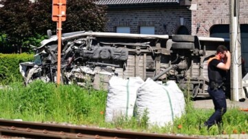 En Belgique, un train percute un bus scolaire : plusieurs morts à Buggenhout