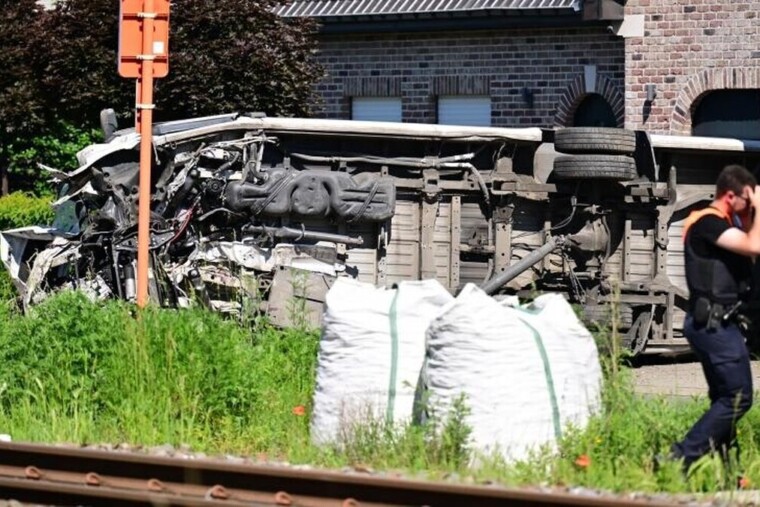 En Belgique, un train percute un bus scolaire : plusieurs morts à Buggenhout