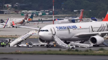 Evacuación de un avión de Turkish Airlines tras un incidente técnico en Katmandú.