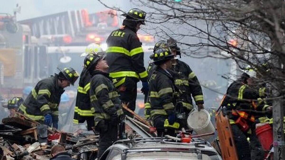 Explosion dramatique dans un chantier naval de New York : un mort et des dizaines de blessés US-ACCIDENT-EXPLOSION-NY-BUILDING COLLAPSE