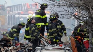Explosion dramatique dans un chantier naval de New York : un mort et des dizaines de blessés US-ACCIDENT-EXPLOSION-NY-BUILDING COLLAPSE