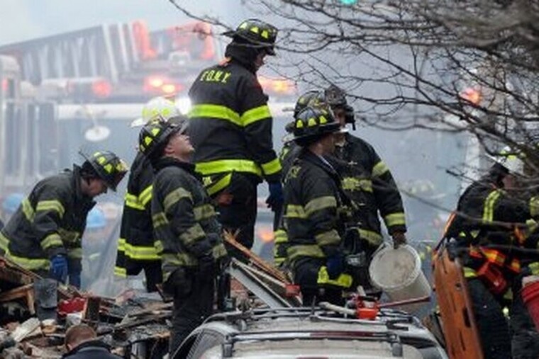 Explosion dramatique dans un chantier naval de New York : un mort et des dizaines de blessés US-ACCIDENT-EXPLOSION-NY-BUILDING COLLAPSE