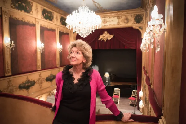 Felicity Lott est morte à l'age de 79 ans, la voix anglaise qui parlait français comme personne