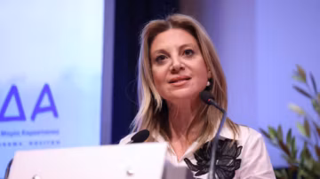 Grèce : la mère d’une victime du drame ferroviaire de Tempi lance un parti politique contre la corruption et pour la transparence