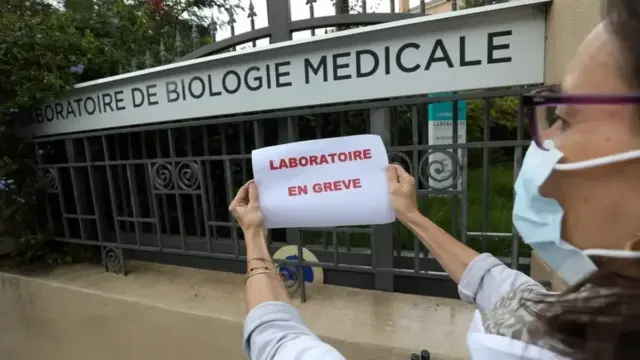Grève dans les laboratoires d'analyses, la colère monte derrière les blouses blanches