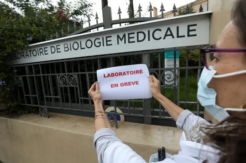Strike in testing laboratories: anger rises behind the white coats