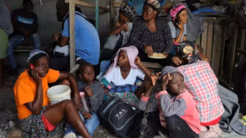 Haiti mergulha no caos: hospitais evacuados e recém-nascidos desabrigados sob tiroteios de gangues