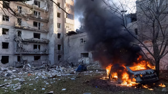 Kiev sous le feu : une attaque russe massive frappe la capitale, un immeuble s’effondre et plusieurs blessés signalés