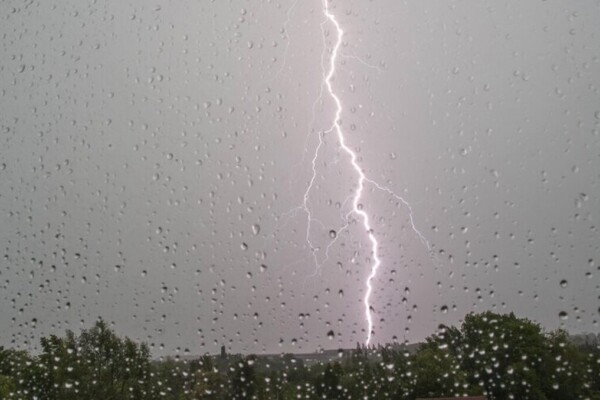Bruno Levesque / IP3 Saint-Ouen-l'Aumone France 18 Juin 2023 illustration orage ORAGE, CIEL, METEO, NUAGES, PAYSAGE, CLIMAT, AVERSE, PLUIE, ECLAIR, ILLUSTRATION, NEWS,ILE DE FRANCE IDF VAL D OISE (MaxPPP TagID: maxnewsfrfive187480.jpg) [Photo via MaxPPP] MaxPPP TagID: maxnewsfrfive187480.jpg
