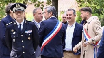 In Avignon, Mayor Olivier Galzi refuses to shake hands with Raphaël Arnault and stands by his "republican" gesture.
