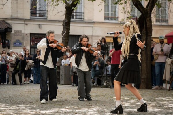 Monroe surgit d'une fleur géante place Sainte-Catherine : un flashmob parisien pour lancer "Regarde" avant l'Eurovision
