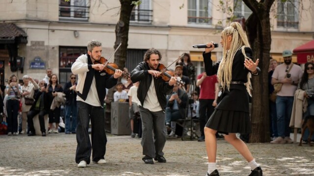 Monroe surgit d'une fleur géante place Sainte-Catherine : un flashmob parisien pour lancer "Regarde" avant l'Eurovision Monroe surgit d'une fleur géante place Sainte-Catherine : un flashmob parisien pour lancer "Regarde" avant l'Eurovision