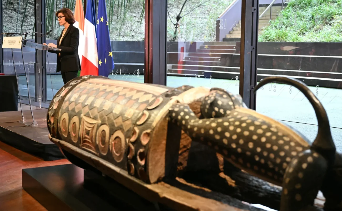 El Parlamento aprueba por unanimidad una ley marco para la devolución de las obras saqueadas durante la colonización.