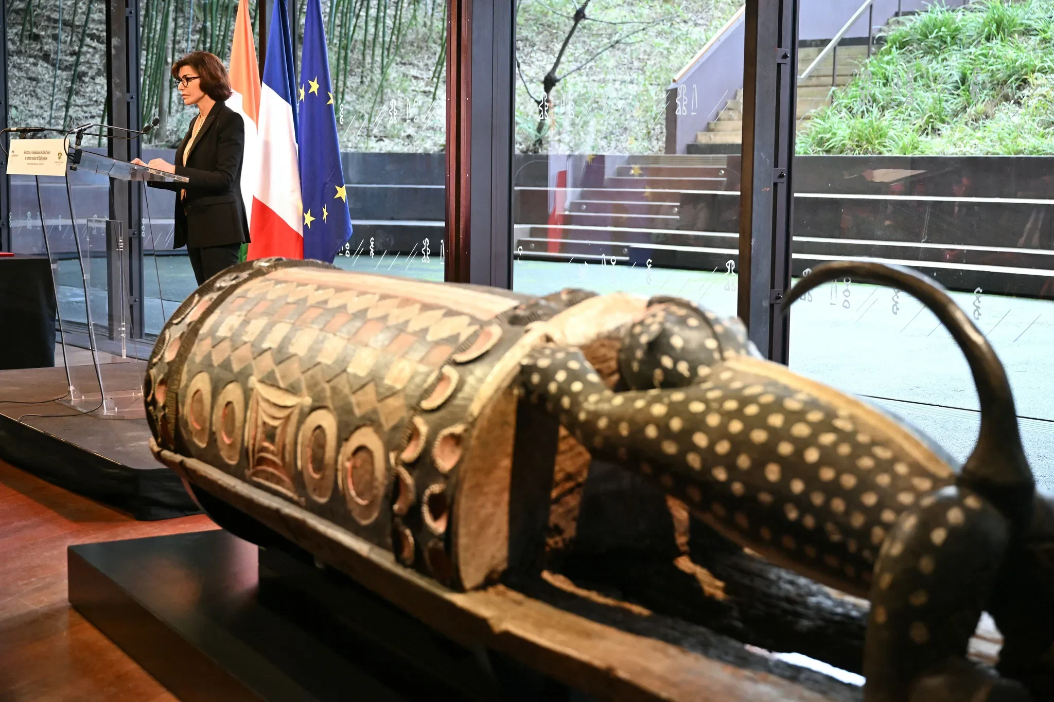 Parliament unanimously adopts a framework law to return works looted during colonization