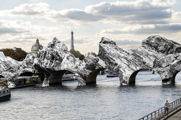JR transforme le Pont-Neuf en immense grotte immersive