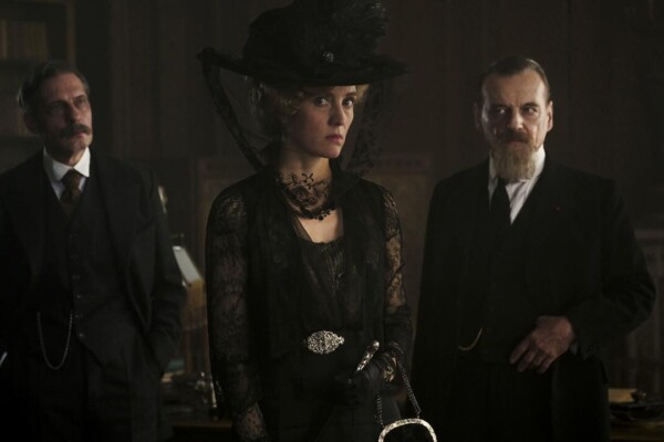 La serie “Policía de París 1910” profundiza en la oscura era de las noticias falsas.