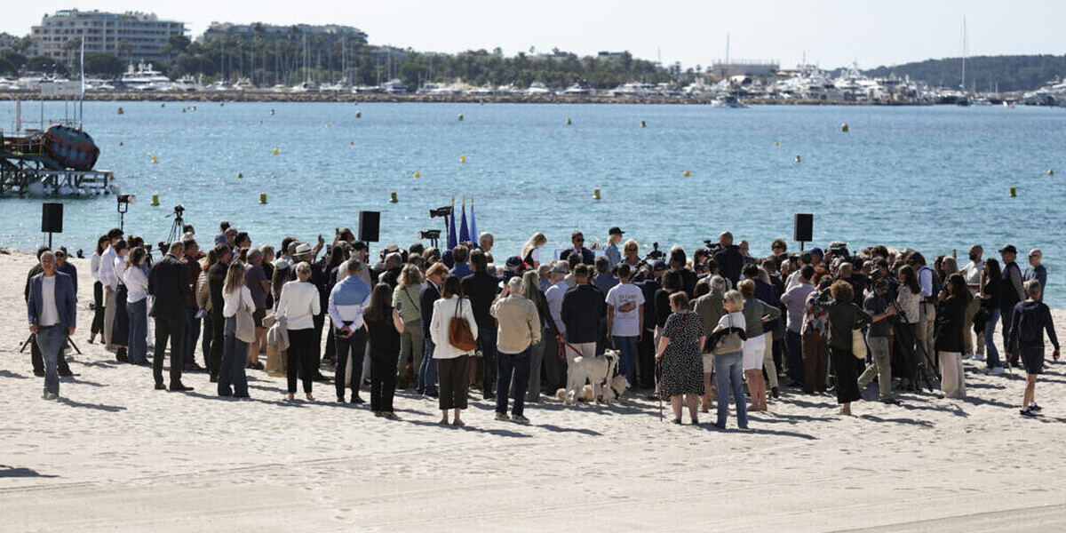 Cannes inaugure une plage Brigitte Bardot en plein Festival — Cannes inaugure une plage Brigitte Bardot en plein Festival