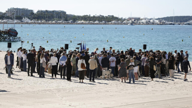 Cannes inaugure une plage Brigitte Bardot en plein Festival — Cannes inaugure une plage Brigitte Bardot en plein Festival