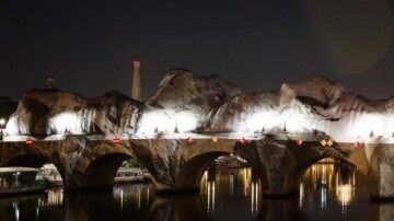 JR transforme le Pont Neuf en immense caverne immersive