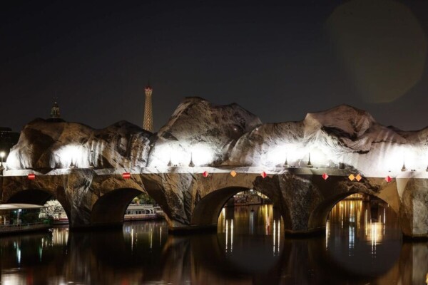 JR transforme le Pont Neuf en immense caverne immersive