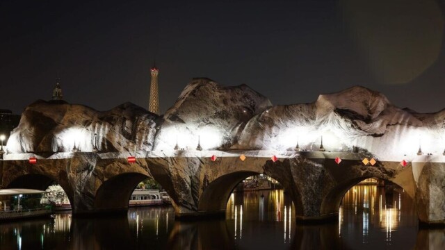 JR transforme le Pont Neuf en immense caverne immersive