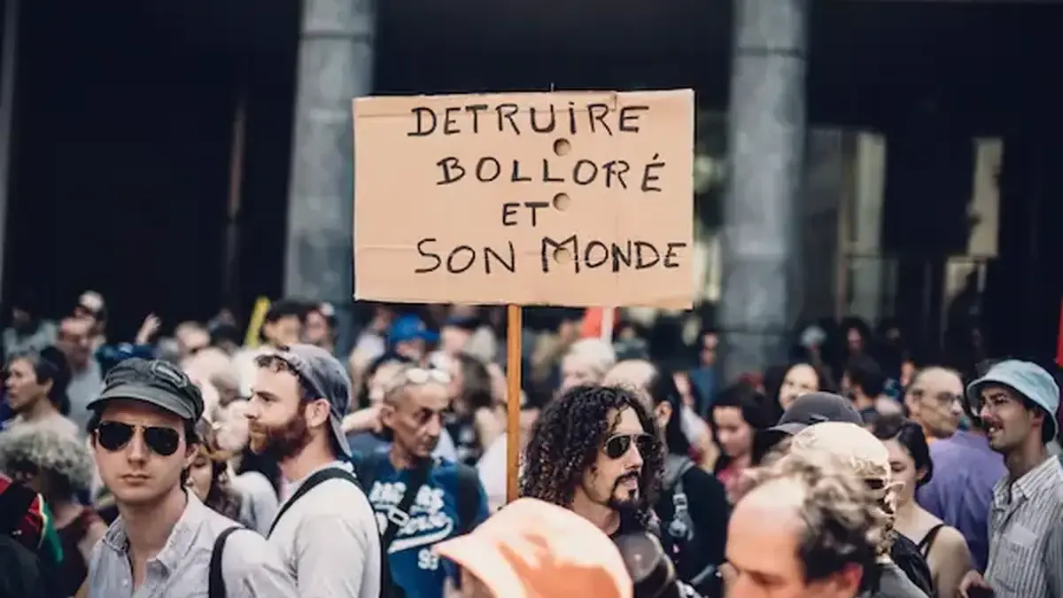 Manifestation anti-Bolloré près de l'Olympia : plusieurs dizaines de personnes rassemblées à l'appel de la CGT Spectacle Manifestation anti-Bolloré près de l'Olympia : plusieurs dizaines de personnes rassemblées à l'appel de la CGT Spectacle
