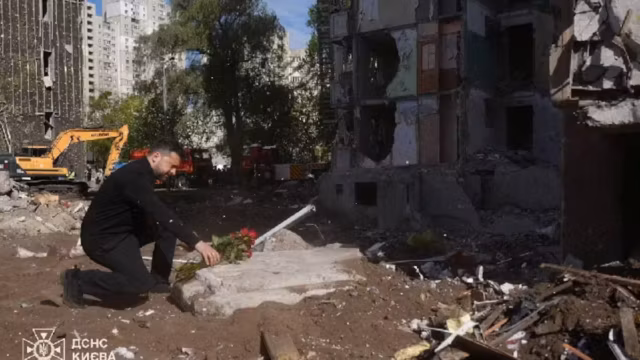 “Ils doivent être punis” : Zelensky se recueille après une frappe russe meurtrière sur un immeuble de Kiev