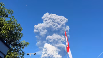 Indonésie : 20 randonneurs portés disparus après l’éruption soudaine du volcan Dukono