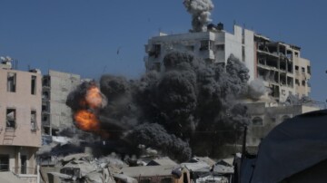 El frágil alto el fuego se tambalea: los ataques israelíes matan al menos a tres personas en Gaza.